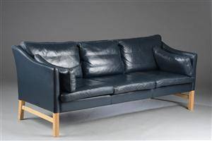 Takashi Okamura og Erik Marquardsen. Tre-personers sofa, model Oberst.