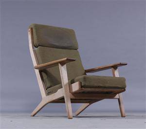 H. J. Wegner. Højrygget lænestol, egetræ
