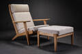 Hans J. Wegner. Højrygget lænestol af egetræ samt skammel, model GE-290A 2