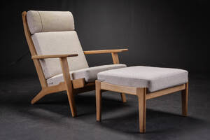 Hans J. Wegner. Højrygget lænestol af egetræ samt skammel, model GE-290A 2