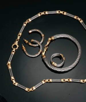 Smykkesæt af stål og 18 kt guld 4