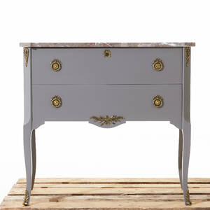 Byrå Louis XVI-stil