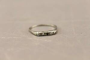 Ring i vitguld 14 k med vita stenar 4 st 
