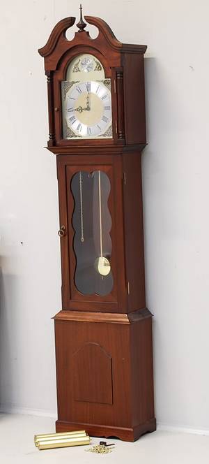 Tempus Fugit. Standur i mahogni med spil