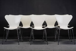 Arne Jacobsen. Et sæt på otte Syver stole, model 3107. 8 
