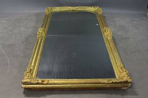 Spegel med guldfärgad träram