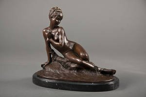 Bronzefigur af siddende ung kvinde