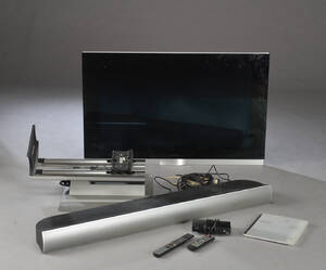 Bang og Olufsen, BeoVision 7 - 40. Type 9361 med centerhøjteler, stand og fjernbetjening.