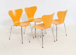 Arne Jacobsen. Sæt på fire stole, Syveren, med skal af gullakeret formbøjet finer 4
