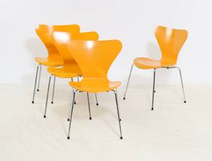 Arne Jacobsen. Sæt på fire stole, Syveren, med skal af gullakeret formbøjet finer 4