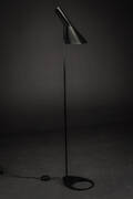 Arne Jacobsen. AJ standerlampe, sortlakeret 