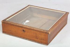 MONTERSKÅP FÖR DISK, OMKRING 1900, MAHOGNY, HÖ 15, 62 X 57 CM