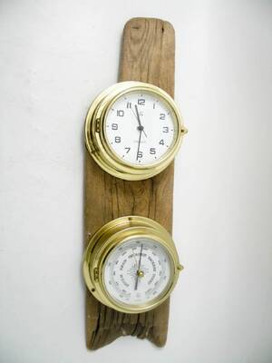 Barometer  klocka, på drivved