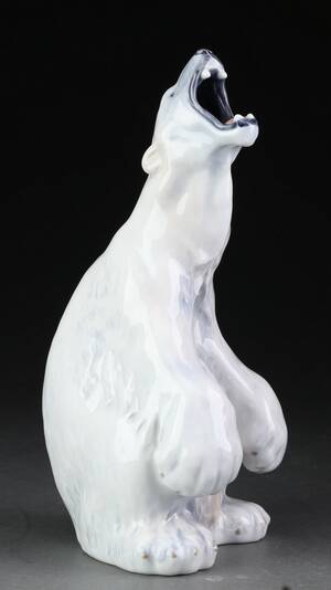Royal Copenhagen, figur i form af isbjørn, nr. 502  Denne vare er sat til omsalg under nyt varenummer 4998338