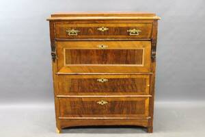 Byrå med mässingsbeslag