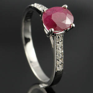 Rubin og brillant ring.