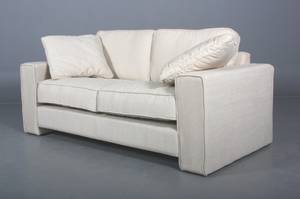 Dansk møbelproducent. To-pers sofa betrukket med beige møbelstof.