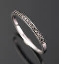 Alliancering med sorte diamanter i 14 kt hvidguld. Chanti