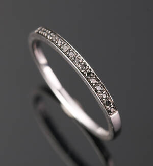 Alliancering med sorte diamanter i 14 kt hvidguld. Chanti