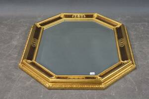 Spegel med guldfärgad träram