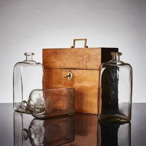 Flaskschatull, 1800-tal. Längd 29. Djup 15 cm. Höjd 26 cm