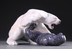 Knud Kyhn for Royal Copenhagen. Isbjørn med sæl, nr. 1108 