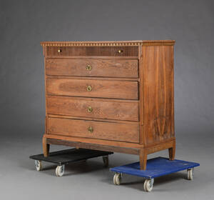 Louis XVI dragkiste af egetræ.  Denne vare er sat til omsalg under nyt varenummer 4424155