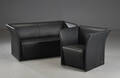 To-pers. sofa samt lænestol. Sort læder 2 Denne vare er sat til omsalg under nyt varenummer 5018358