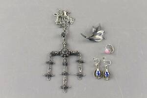 Halsband, örhängen 1 par, brosch och ring i silver