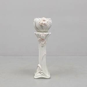 Ytterfoder, på piedestal