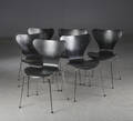  Arne Jacobsen. Et sæt på seks syverstole  model 3107.  6.