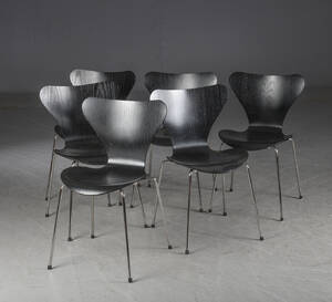  Arne Jacobsen. Et sæt på seks syverstole  model 3107.  6.