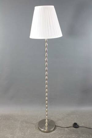 Golvlampa i vitmetall