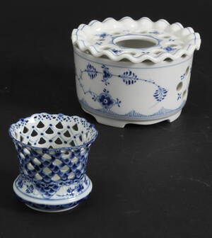 Royal Copenhagen. Musselmalet fyrfad samt cigaretbæger 2