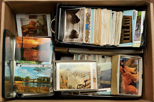 Kasse med diverse danske og udenlandske postkort