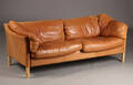 Mogens Hansen. Tre-pers. sofa, lysebrunt skind 