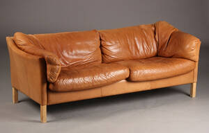 Mogens Hansen. Tre-pers. sofa, lysebrunt skind
