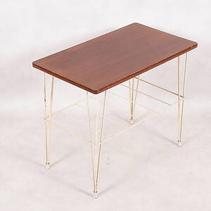 TIDNINGSBORD, teak med stringunderrede, 1900-talets mitt.