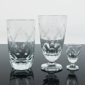 GLASSERVISDELAR, med slipad dekor