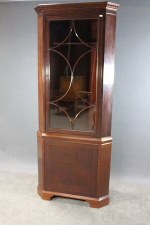 Hörnskåp med vitrindel