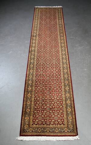 Orientalsk løber, uld på bomuld, 354 x 82 cm. 