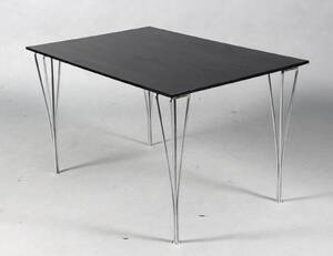 Piet Hein Bruno Mathsson. Bord rektangulært med spændben, L. 120 cm.
