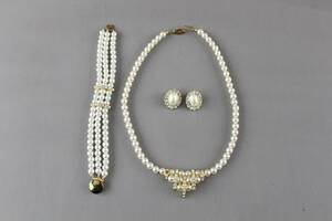Smyckeset 3 delar, halsband, armband och clipsörhängen 1 par