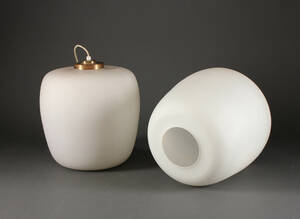 Dansk lampeproducent. Par pendler af hvid opalglas med messingmontering 2