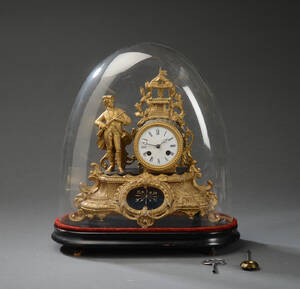 Fransk kaminur af forgyldt metal i glaskuppel, ca.1900