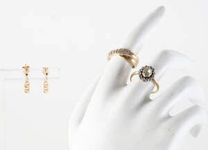 2 st. ringar samt ett par öhänge  i 18K guld. 3 