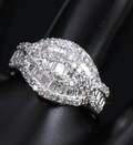 Engelsk brillant- og diamantring af 9 kt. guld, i alt ca. 1.00 ct