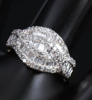 Engelsk brillant- og diamantring af 9 kt. guld, i alt ca. 1.00 ct
