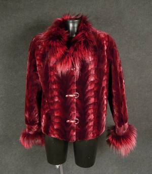 Nerzjacke, geschoren, bordeauxfarben eingefärbt mit Fuchbesatzärmeln, Gr. 3638