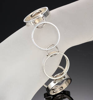 Karl Gustav Hansen for Hans Hansen. Moderne armbånd af sterlingsølv Denne vare er sat til omsalg under nyt varenummer 5058560